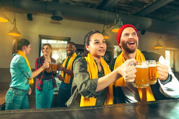 Sport, persone, svago, amicizia e divertimento: tifosi di calcio felici o amici maschi che bevono birra e celebrano la vittoria al bar o al pub — Foto Stock