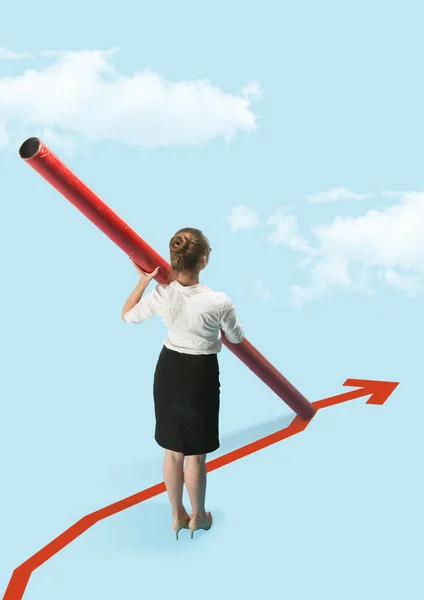 Affärskvinna stående nära grafisk linje, starta upp affärsidéer. — Stockfoto