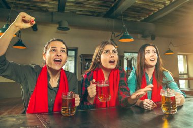 Spor, insanlar, eğlence, arkadaşlık ve eğlence kavramı - mutlu futbol taraftarları veya bira içip zaferi kutlayan arkadaşlar çubuk veya pub
