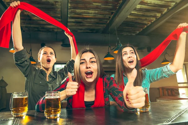 Concept de sport, de personnes, de loisirs, d'amitié et de divertissement - fans de football heureux ou amies buvant de la bière et célébrant la victoire au bar ou au pub — Photo