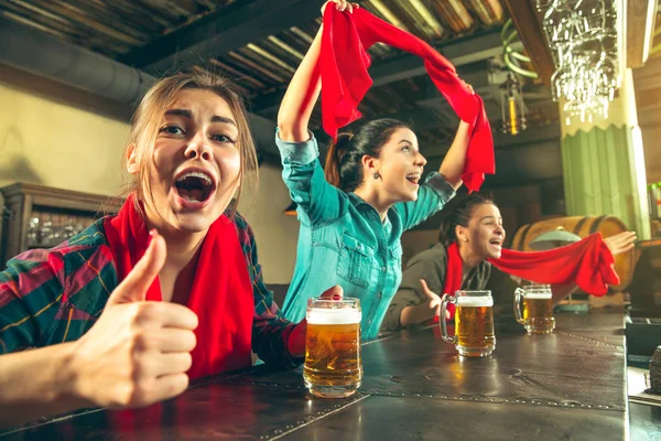 体育、人、休闲、友谊和娱乐概念--快乐的足球迷或女性朋友喝啤酒, 在酒吧或酒吧庆祝胜利 — 图库照片