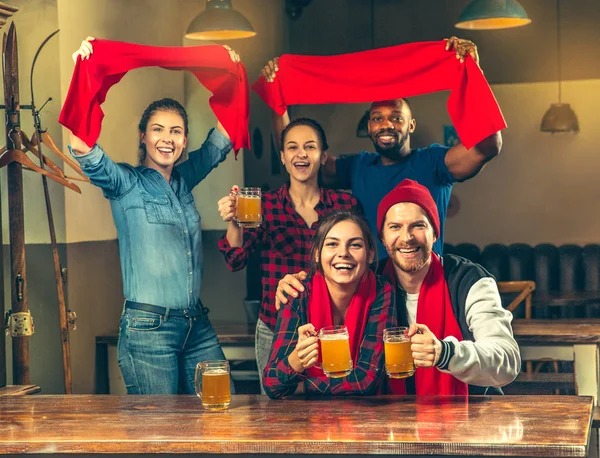 Concept de sport, de personnes, de loisirs, d'amitié et de divertissement - fans de football heureux ou amis masculins buvant de la bière et célébrant la victoire au bar ou au pub — Photo