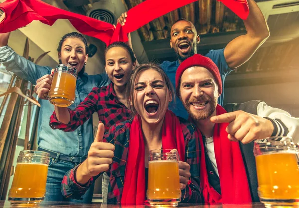 スポーツ、人々、レジャー、友情とエンターテイメントのコンセプト - 幸せなフットボールのファンや男性の友人がビールを飲むとで勝利を祝ってバーやパブ — ストック写真