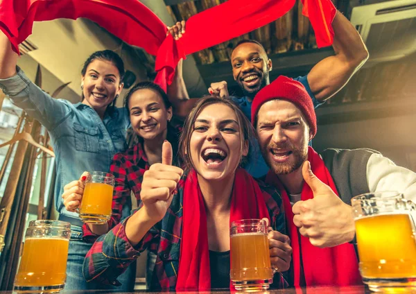 Concept de sport, de personnes, de loisirs, d'amitié et de divertissement - fans de football heureux ou amis masculins buvant de la bière et célébrant la victoire au bar ou au pub — Photo