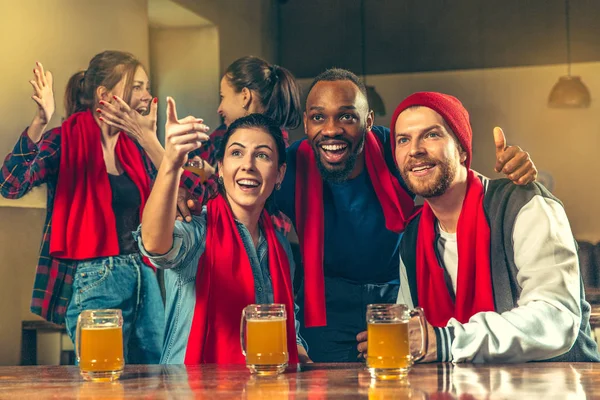 Concept de sport, de personnes, de loisirs, d'amitié et de divertissement - fans de football heureux ou amis masculins buvant de la bière et célébrant la victoire au bar ou au pub — Photo