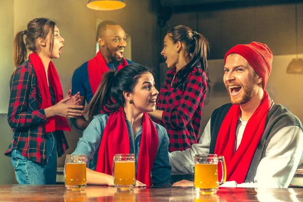 Sport, mensen, vrije tijd, vriendschap en entertainment concept - gelukkig voetbalfans of mannelijke vrienden drinken bier en vieren overwinning bij bar of pub — Stockfoto