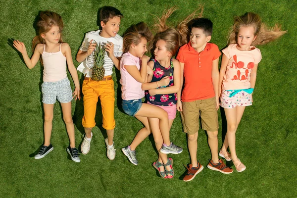 Grupp av glada barn som leker utomhus. — Stockfoto