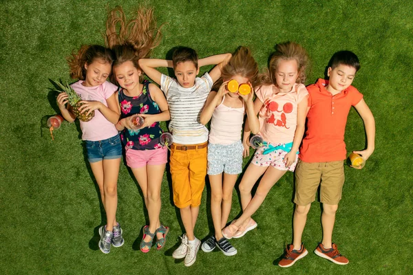 Grupo de crianças felizes brincando ao ar livre . — Fotografia de Stock