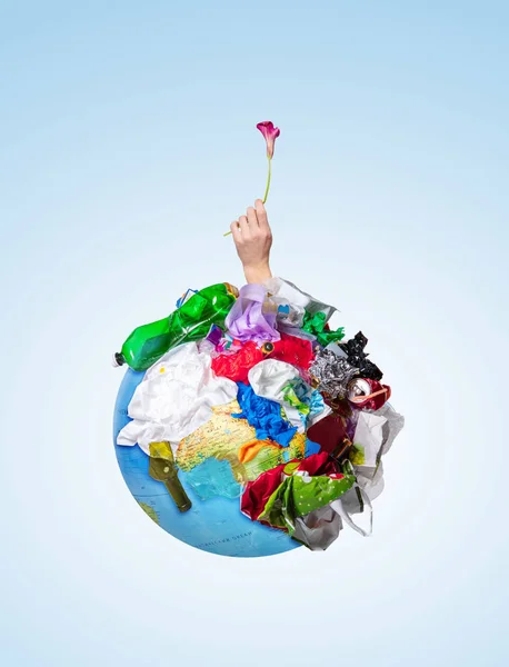 Un globo de la tierra con basura sobre fondo blanco, el concepto de problema ecológico — Foto de Stock