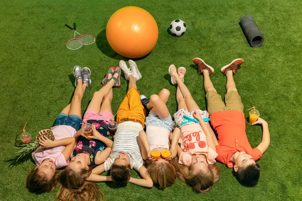 Grupo de niños felices jugando al aire libre . — Foto de Stock