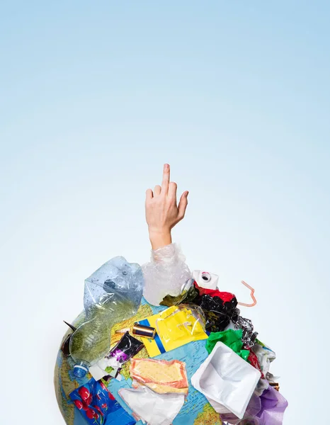 白い背景に、エコロジー問題の概念の上のゴミ箱が付いている地球の世界 — ストック写真