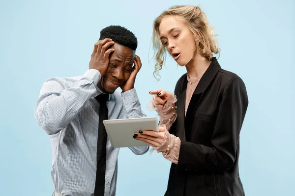 Empresaria seria y colega en la oficina . — Foto de Stock