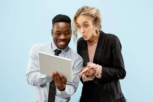 Concept of partnership in business. Young man and woman standing at studio — Stock Photo, Image