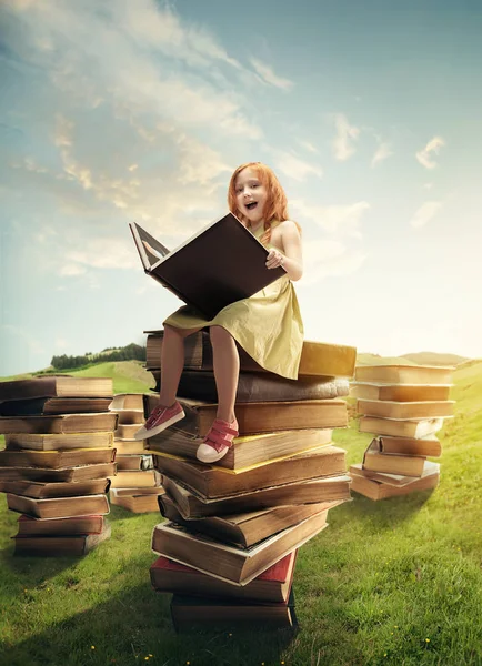 Meisje zittend op de toren gemaakt van grote boeken — Stockfoto