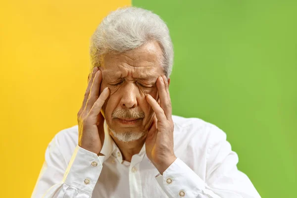 Retrato de anciano molesto frotándose el ojo mientras llora . — Foto de Stock