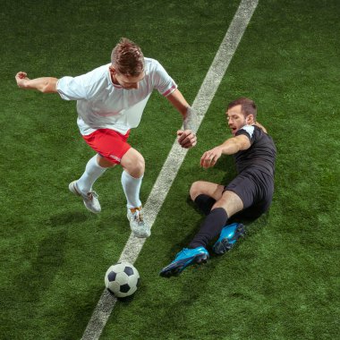 Futbol oyuncuları top yeşil çimen arka plan üzerinde mücadele