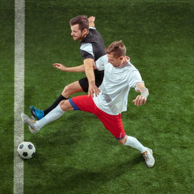 Futbol oyuncuları top yeşil çimen arka plan üzerinde mücadele