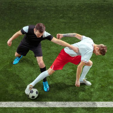 Futbol oyuncuları top yeşil çimen arka plan üzerinde mücadele