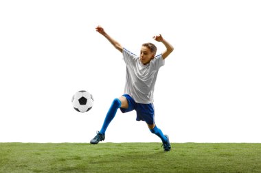 Futbol topu üzerinde beyaz izole genç çocuk. futbolcu