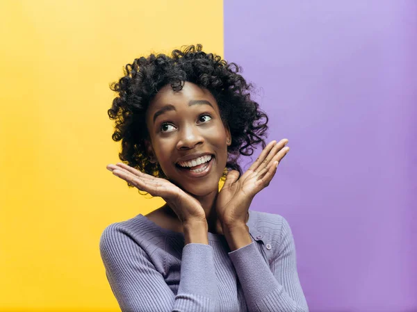 Ganhar mulher de sucesso feliz extático celebrando ser um vencedor. Imagem dinâmica energética do modelo afro feminino — Fotografia de Stock