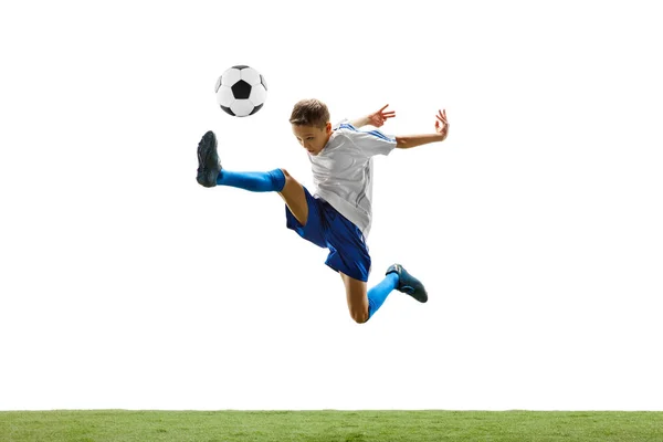 Молодий хлопчик з футбольним м'ячем ізольований на білому. футболіст — стокове фото