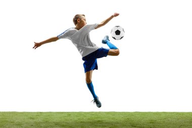 Futbol topu üzerinde beyaz izole genç çocuk. futbolcu