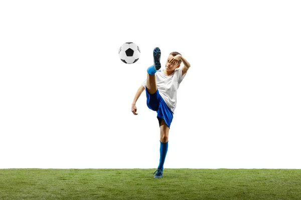 Futbol topu üzerinde beyaz izole genç çocuk. futbolcu — Stok fotoğraf