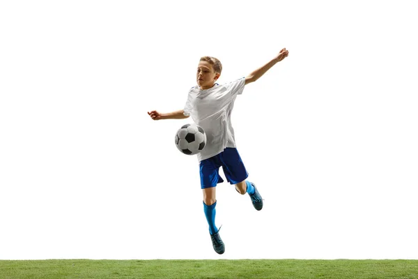 Jongen met voetbal geïsoleerd op wit. voetballer — Stockfoto