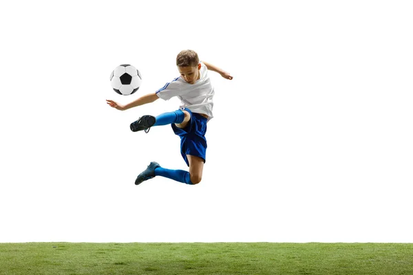 Anak laki-laki dengan bola sepak terisolasi pada putih. Pemain sepak bola — Stok Foto