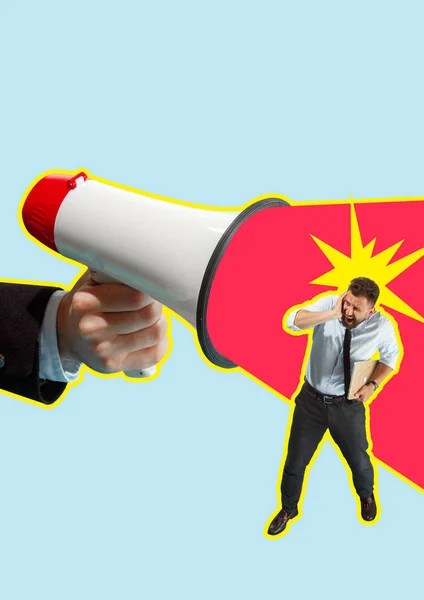 Homem de negócios gritando com um megafone — Fotografia de Stock