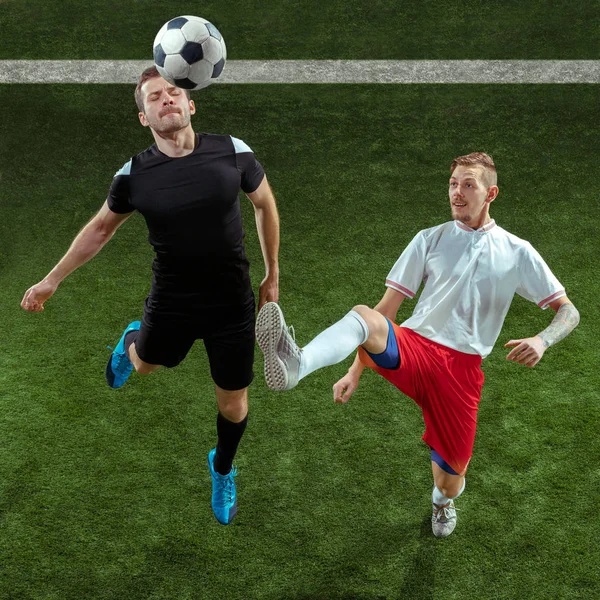 Jogadores de futebol atacando bola sobre fundo grama verde — Fotografia de Stock
