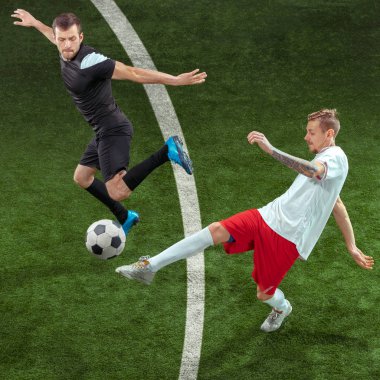 Futbol oyuncuları top yeşil çimen arka plan üzerinde mücadele