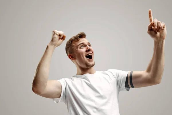 Ganhar o sucesso homem feliz extático celebrando ser um vencedor. Imagem energética dinâmica do modelo masculino — Fotografia de Stock