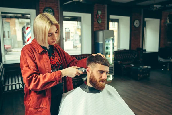 Kundin beim Bartschnitt im Friseursalon — Stockfoto