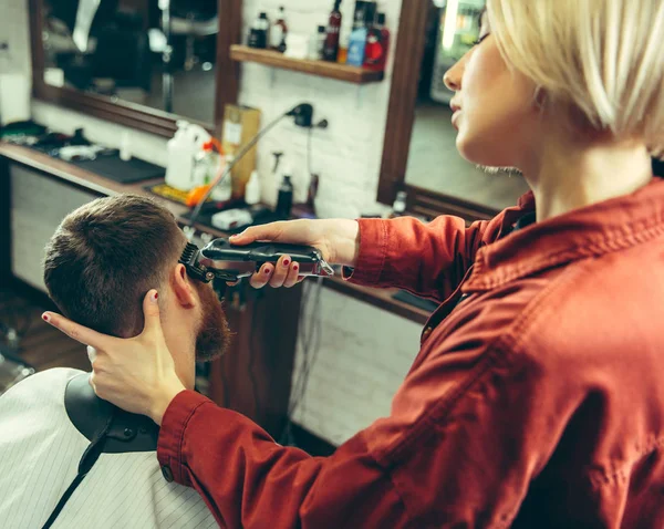 Cliente durante el afeitado de barba en la peluquería — Foto de Stock