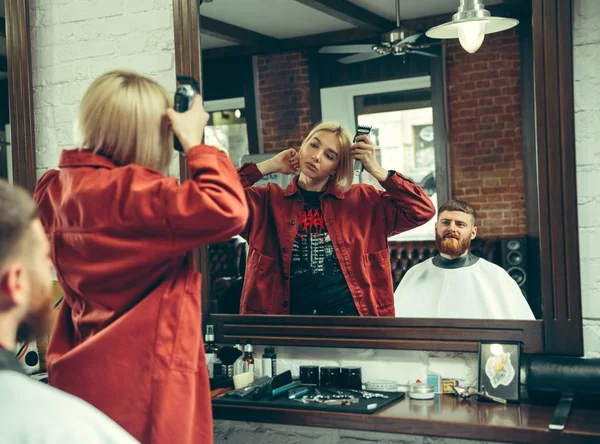 Client during beard shaving in barber shop — Stock Photo, Image