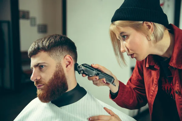 Cliente durante el afeitado de barba en la peluquería — Foto de Stock