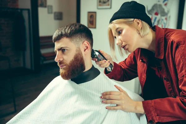 Client during beard shaving in barber shop — Stock Photo, Image