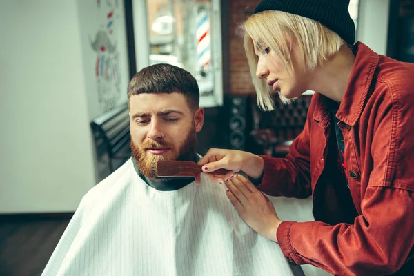 Kundin beim Bartschnitt im Friseursalon — Stockfoto