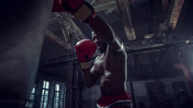 El boksör siyah arka plan üzerinde. Güç, saldırı ve hareket kavramı