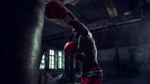 Mão de boxeador sobre fundo preto. Conceito de força, ataque e movimento — Fotografia de Stock