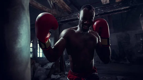 Hand av boxer över svart bakgrund. Styrka, attack och motion koncept — Stockfoto