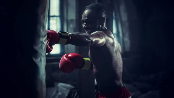 Hand av boxer över svart bakgrund. Styrka, attack och motion koncept — Stockfoto