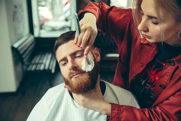 Kundin beim Bartschnitt im Friseursalon — Stockfoto