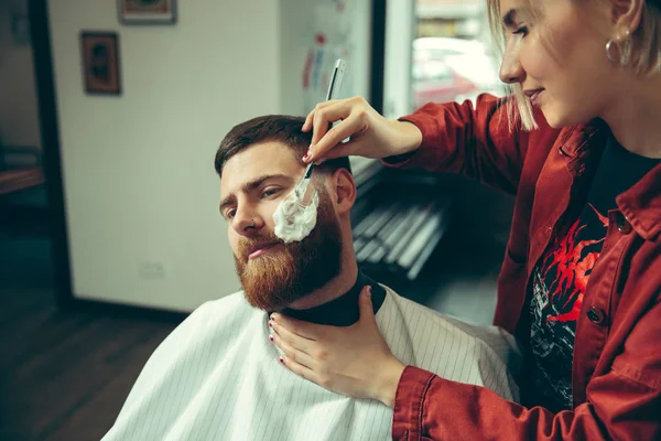 Client pendant le rasage de barbe dans le salon de coiffure — Photo