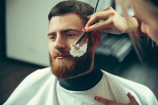Kundin beim Bartschnitt im Friseursalon — Stockfoto