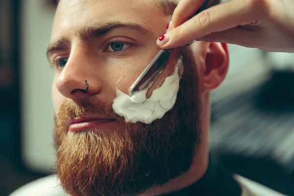 理发店刮胡子期间的顾客 — 图库照片
