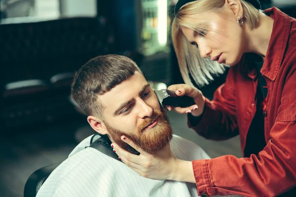 Kundin beim Bartschnitt im Friseursalon — Stockfoto