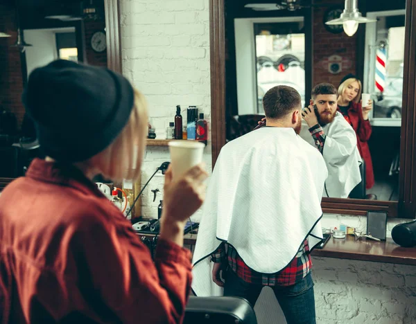 Klient under skægbarbering i barbersalon - Stock-foto