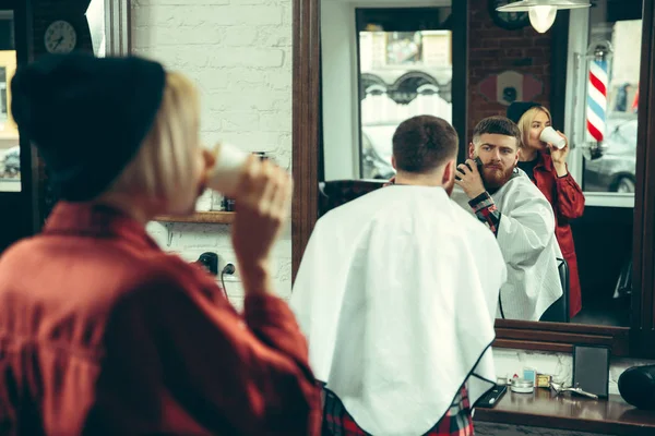 Cliente durante barba barbeação na barbearia — Fotografia de Stock